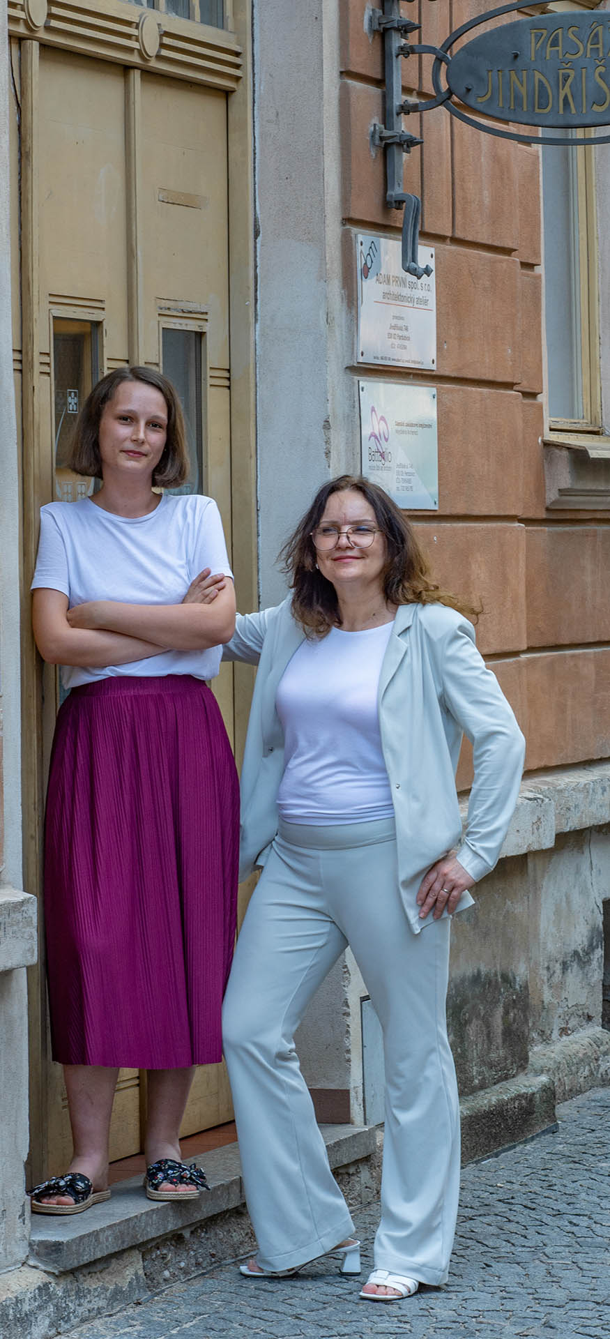 Poradkyně před prodejnou Apoteka TČM v historické ulici